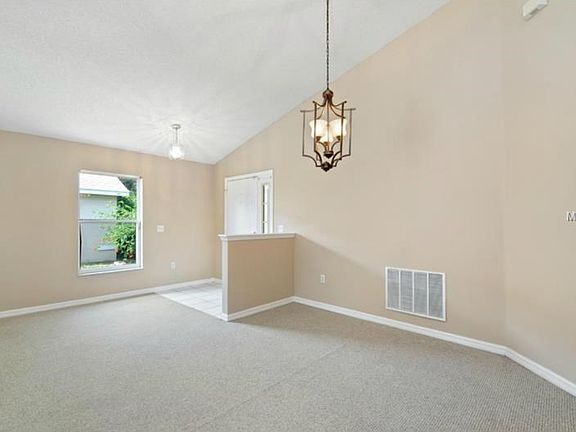 5th image of 572 Darkwood Ave