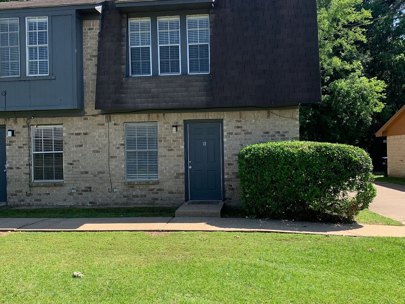 2 bed, 1.5 bath, 1096 sqft, $1,295 — Photo 1