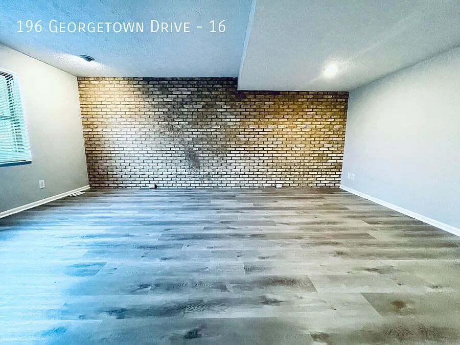 Newly Renovated 2 Bed 2.5 Bath Townhome In Delaware — Photo 4