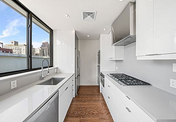 4th image of 180 W 81st St Penthouse H