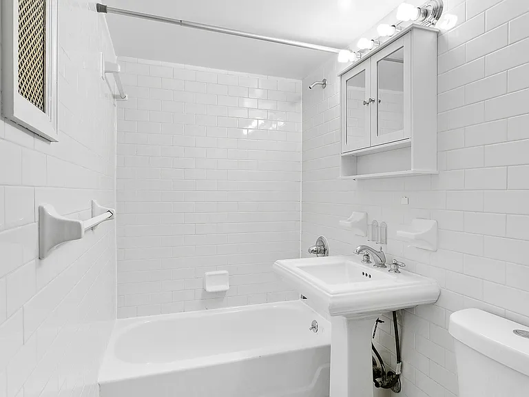 328 W 19th St #3C — Photo 7