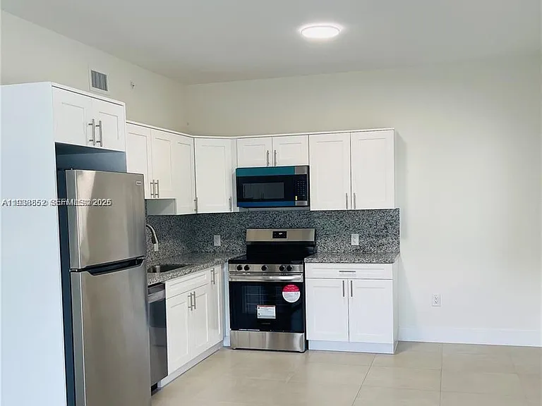310 E 7th St #203 — Photo 4