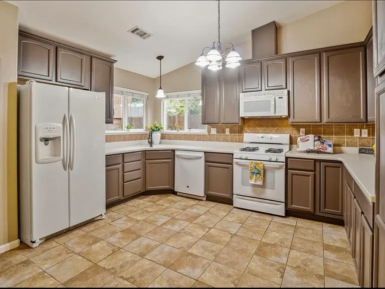 947 Country Ln — Photo 12