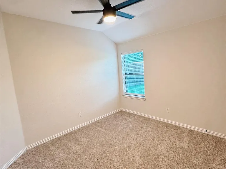7504 Shasta Dr — Photo 6