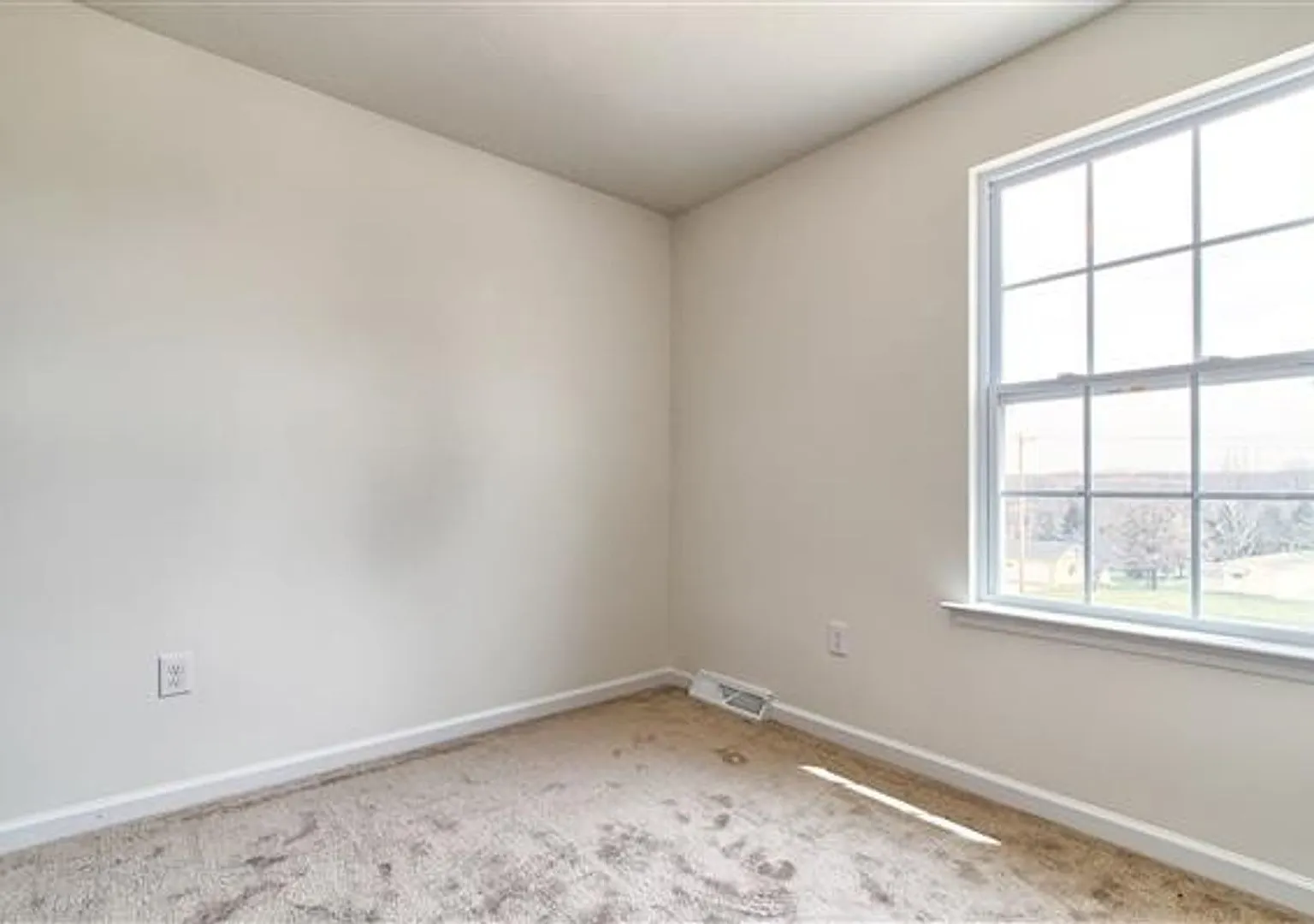 Coming Soon! Beautiful 3-Bedroom Townhome in York, PA — Photo 2