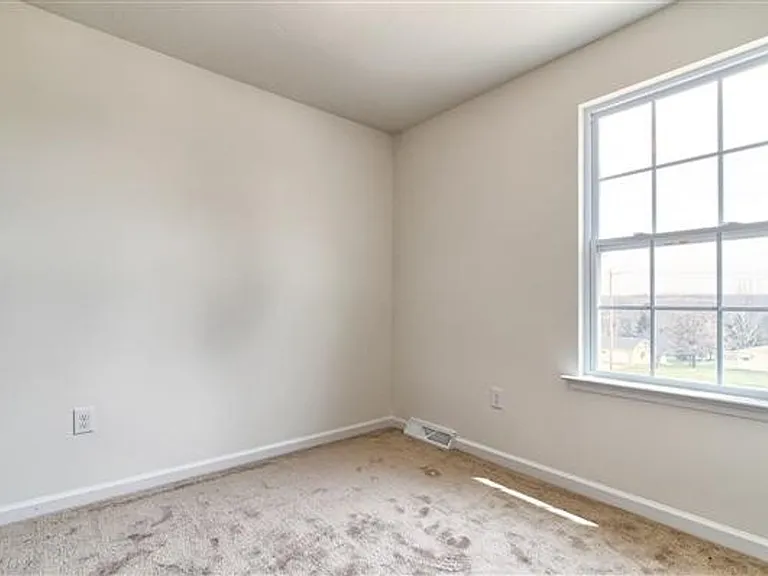 1241 Ledge Dr — Photo 2