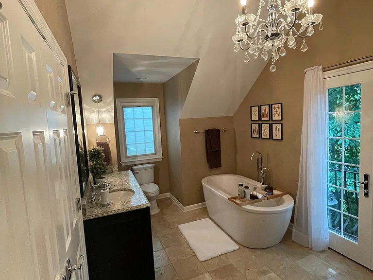 1 sink / side of master bath