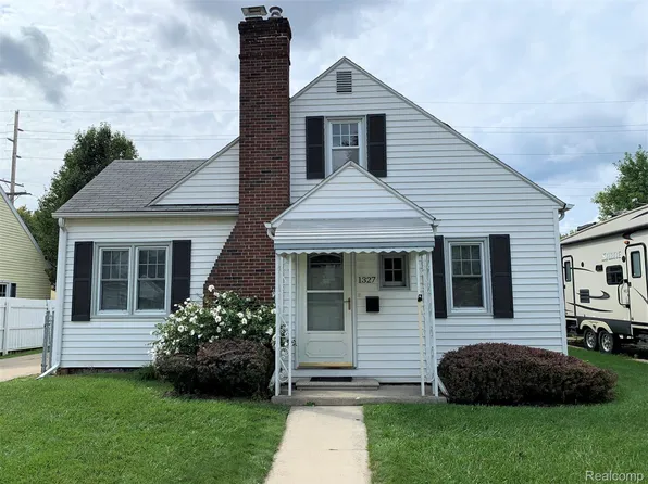 1327 22nd St, Port Huron, MI 48060