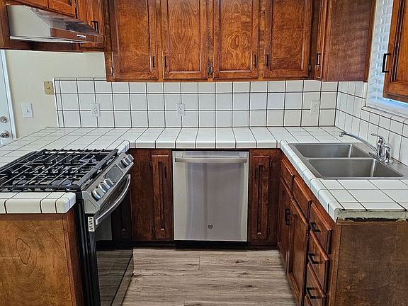 5th image of 462 N Cherry St