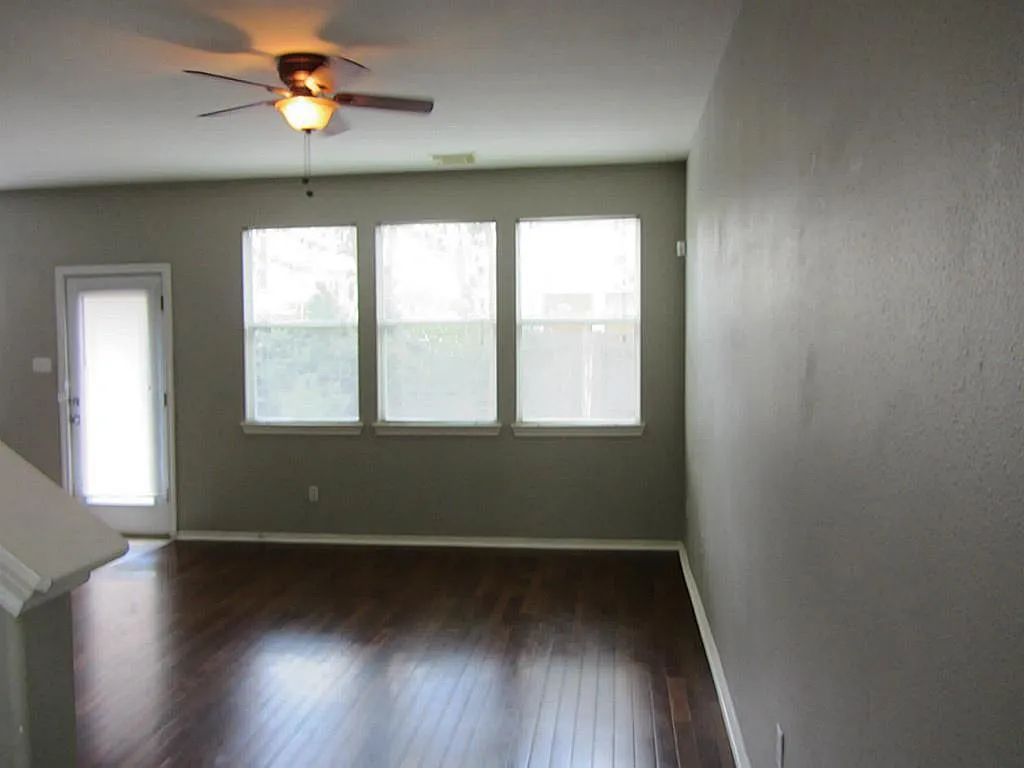 3 bed, 2.5 bath, 1645 sqft, $1,750 — Photo 3