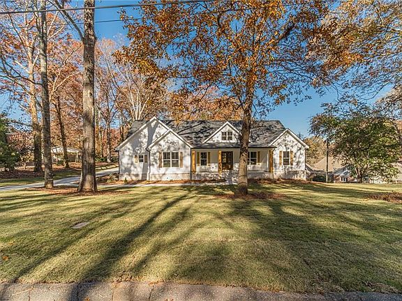 3rd image of 327 Pine Cir