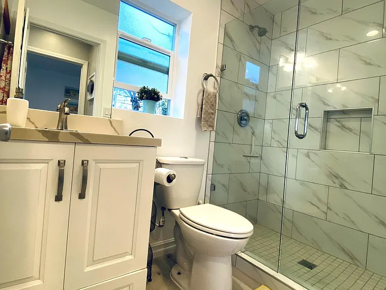 Bathroom, towels and linens provided