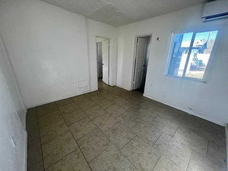 6413-6431 Mariposa Ave #6415 — Photo 13