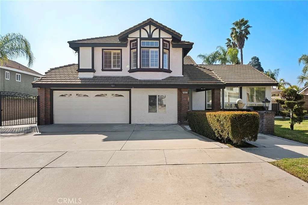 5 bed, 3152 sqft, $4,975 — Photo 3