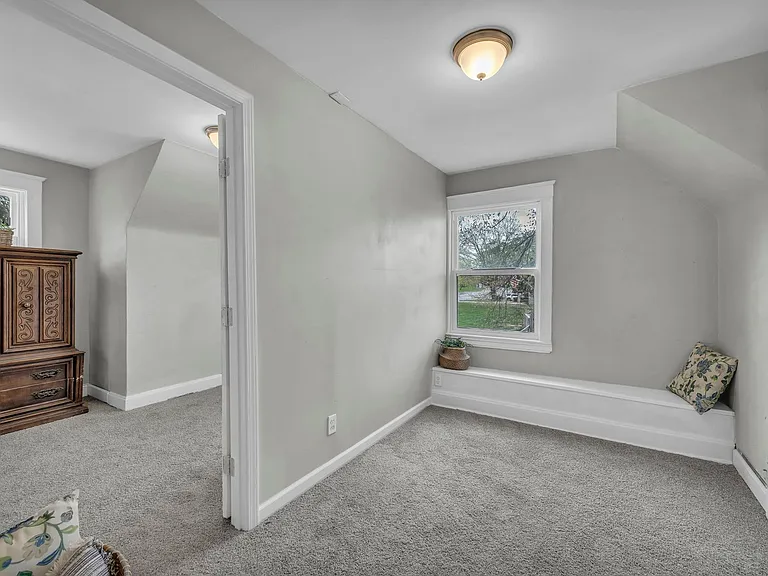 2110 S Sterling Ave — Photo 12