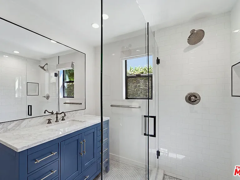 393 N Huntley Dr — Photo 11