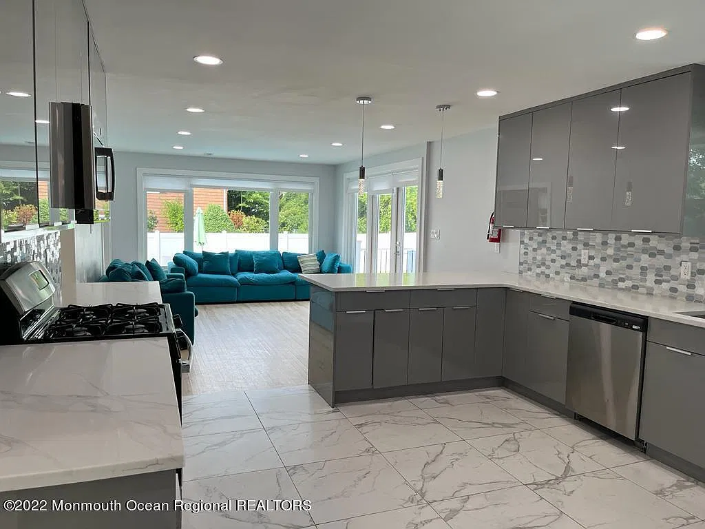 7 bed, 3252 sqft, $5,250 — Photo 2