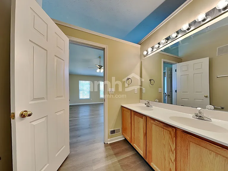 725 Kent Cir — Photo 11