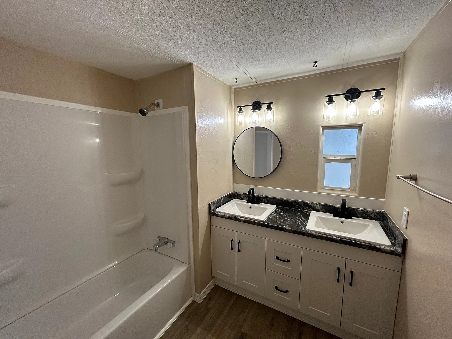 3 bed, 1000 sqft, $1,400 — Photo 2