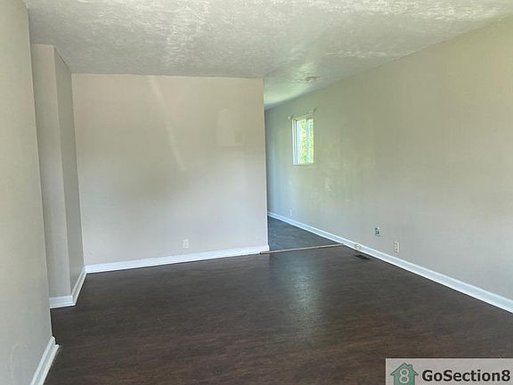 3rd image of 2862 Caroline Ave