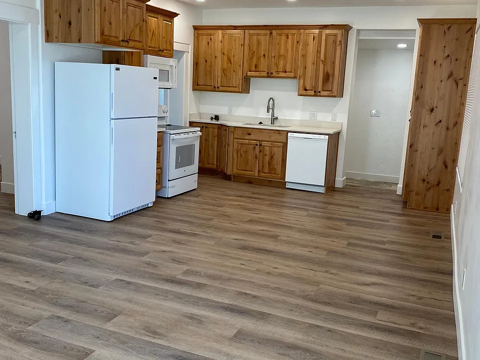 142 N 100th St W
