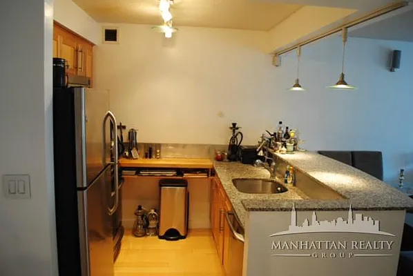 Rented by Manhattan Realty Group | media 32