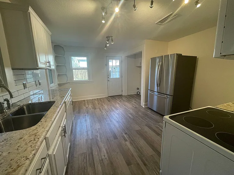 3320 W 5th St — Photo 13