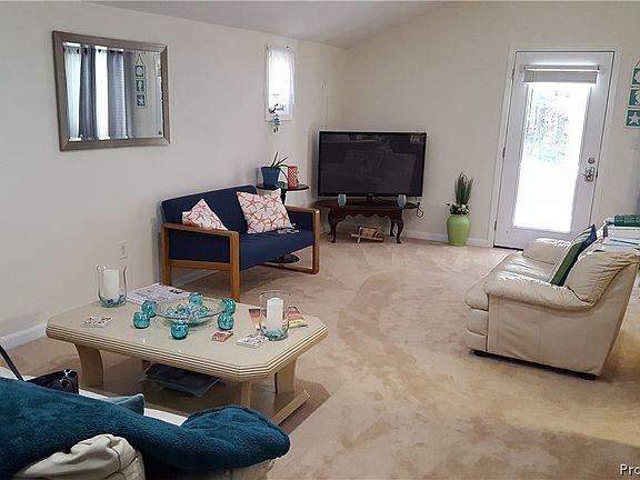 3rd image of 162 NE Woodberry Dr
