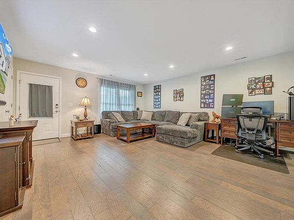 3rd image of 807 Craig Ave