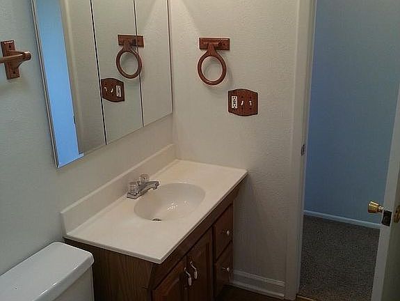 Upstairs full bathroom 2