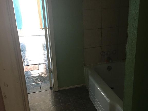 5th image of 301 E Bird St