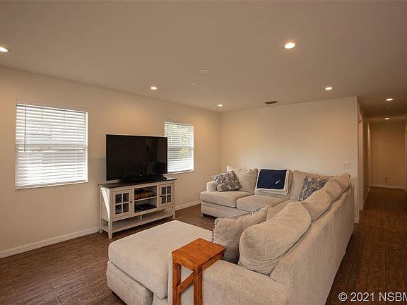 3rd image of 546 N Myrtle Ave