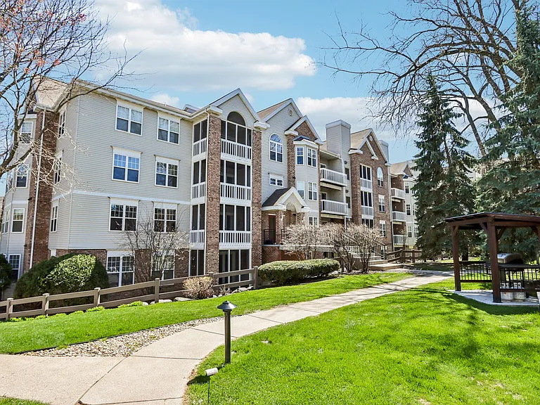 Yorktown Estates Apartments — Photo 53