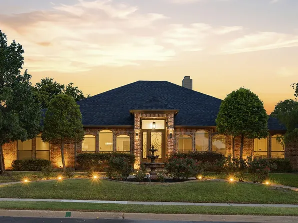 303 Quail Crest Dr, Bedford, TX 76021