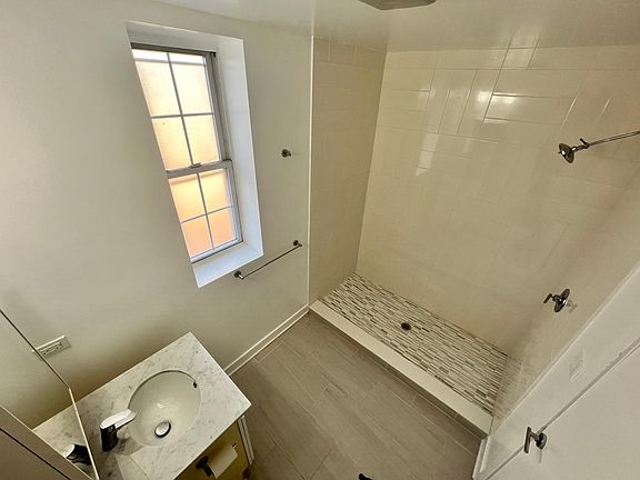4th image of 1832 W 22nd Pl #B