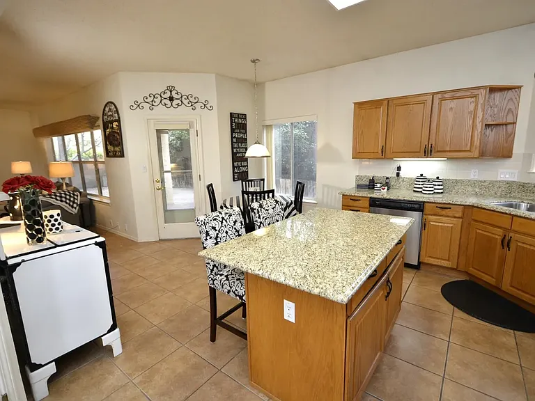 Kitchen/ Eat-in-Dining