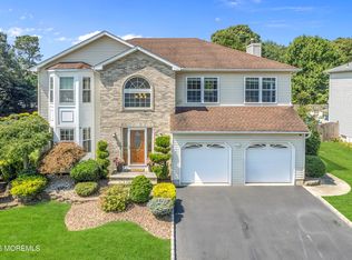 4 Diamond Ln, Howell, NJ 07731