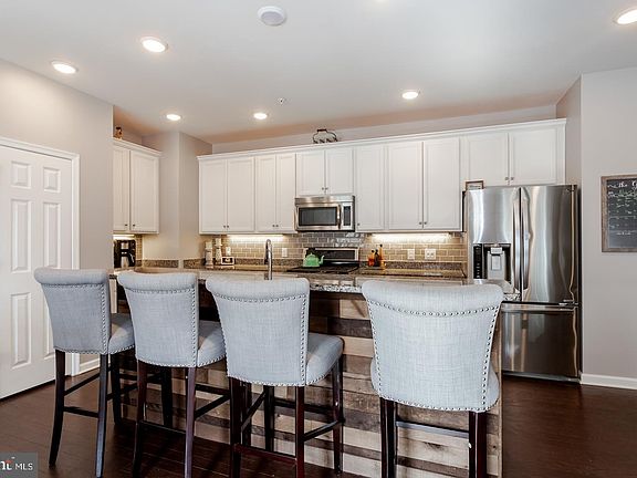 4th image of 703 Sun Valley Ct