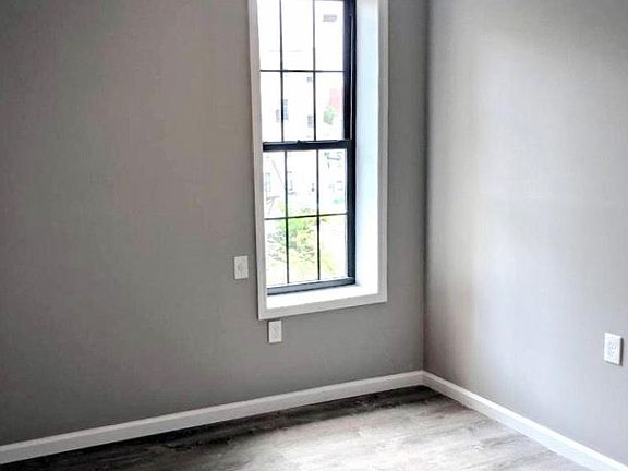 3rd image of 723 Oakland Pl APT 5