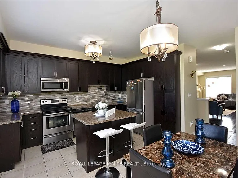 40 Cedar Lake Cres — Photo 12
