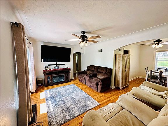 3rd image of 619 Rochester Dr