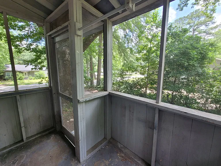 2833 Wesley Dr — Photo 8