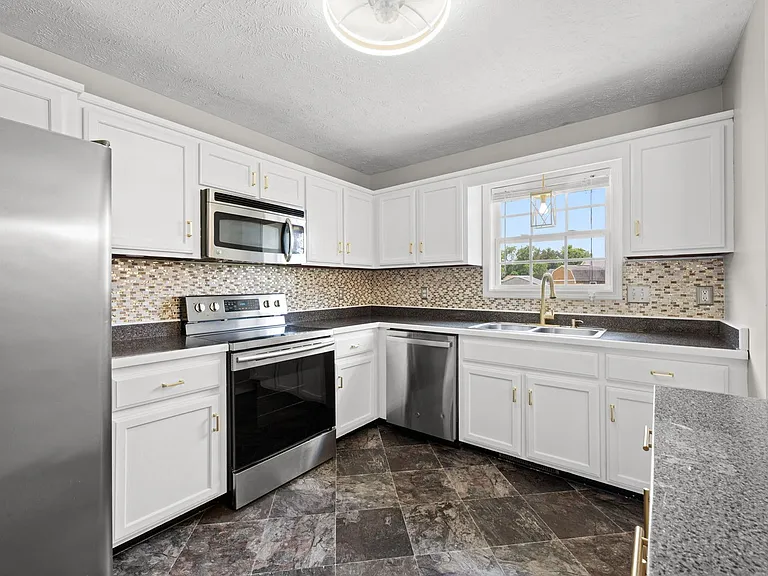 574 Oakmont Dr — Photo 12