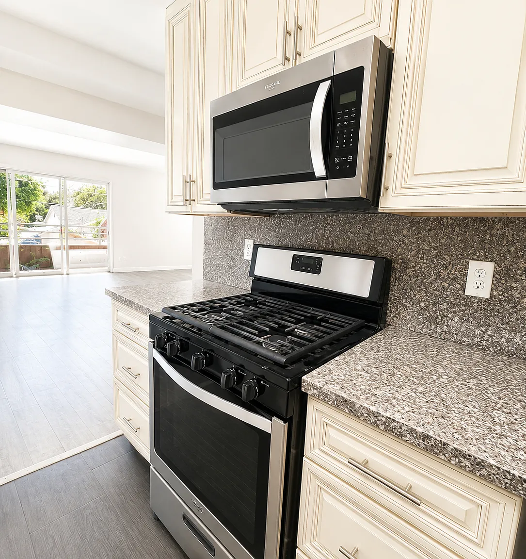 2 bed, 1000 sqft, $2,700 — Photo 4