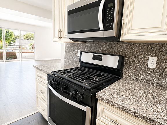 4th image of 14545 Hart St #3