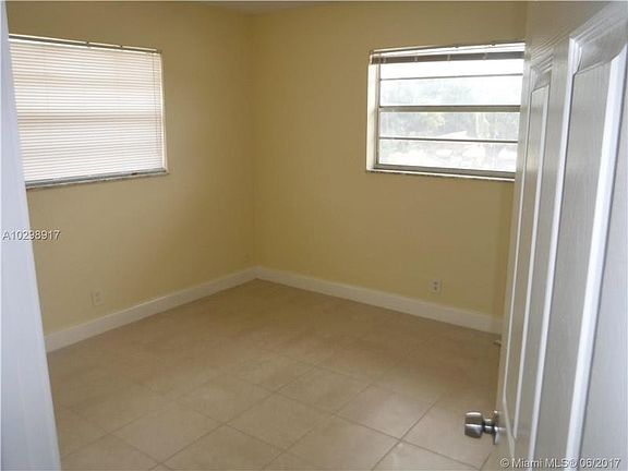4th image of 2545 Taft St