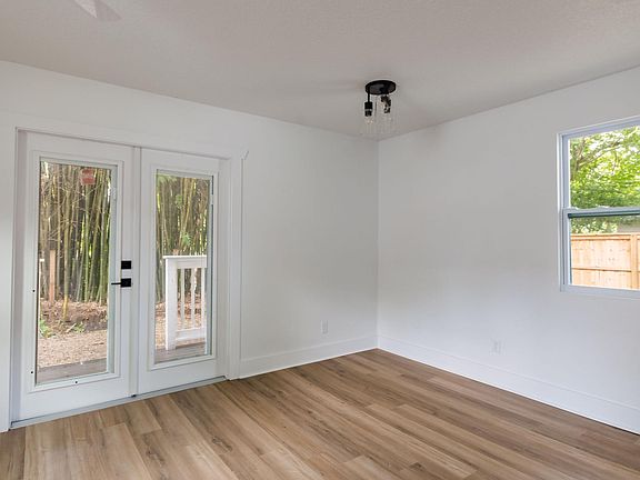 5th image of 210 W Hilda St