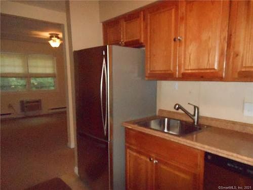 3rd image of 646 Howe Ave APT 3