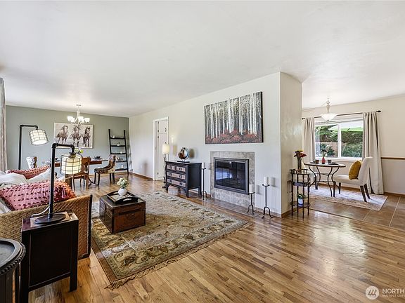5th image of 1067 Swanson Way NE