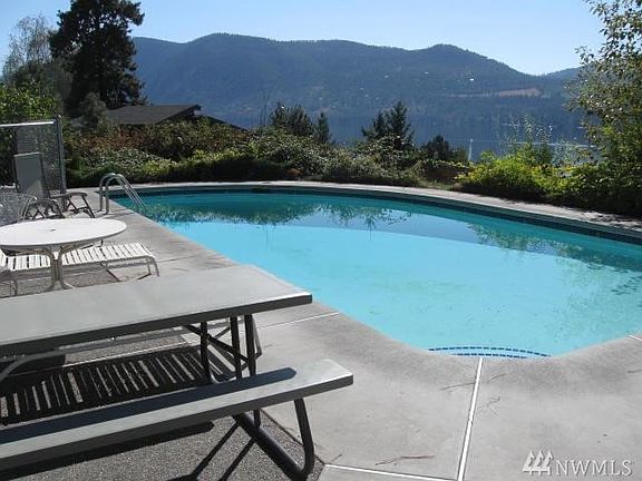 2nd image of 2057 Lakeshore Dr